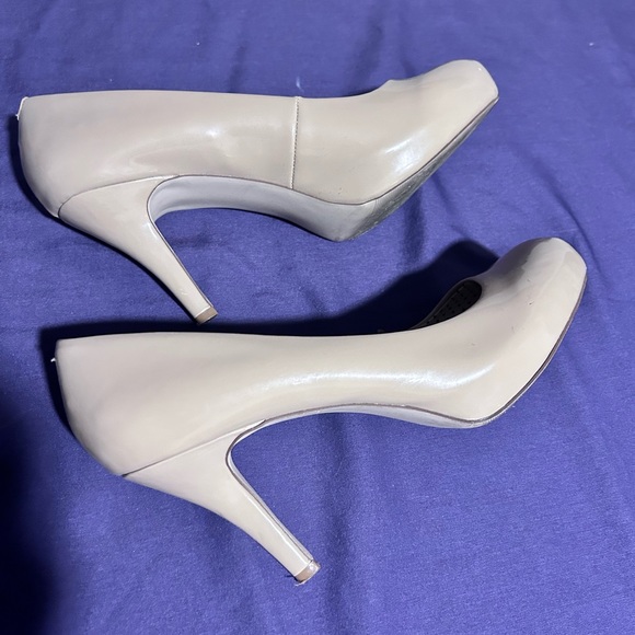 Madden Girl Cream Color Pumps Patent Leather - Picture 5 of 8